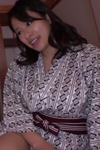 旦那の横で爆乳奥さんをマッサージ→ハメ倒す！