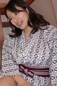 旦那の横で爆乳奥さんをマッサージ→ハメ倒す！538432