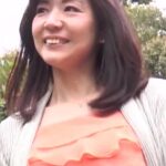 ナンパについてきた熟女に電マを与えてその気にさせる！そして中出し！！