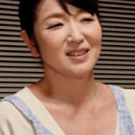 お母さんが欲求不満で台所でオナニー！？悶々とする愛息を優しく癒す熟母と禁断の中出しセックス！545679